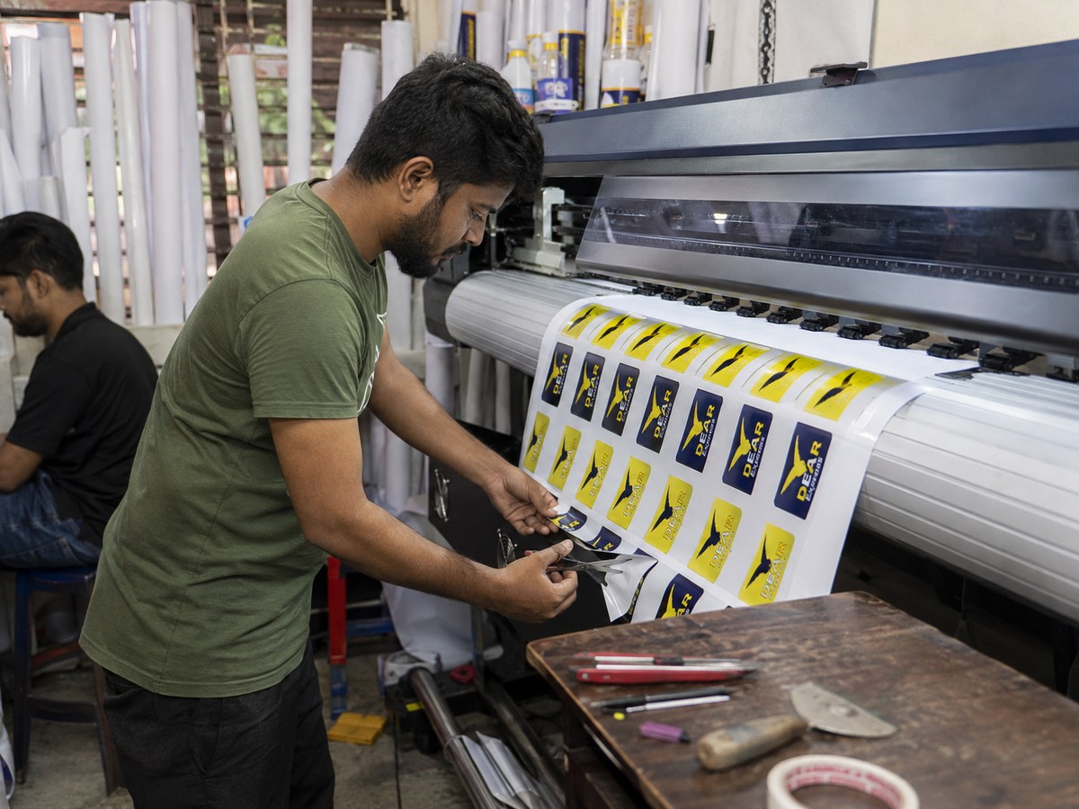 Sticker Cutting & Finishing